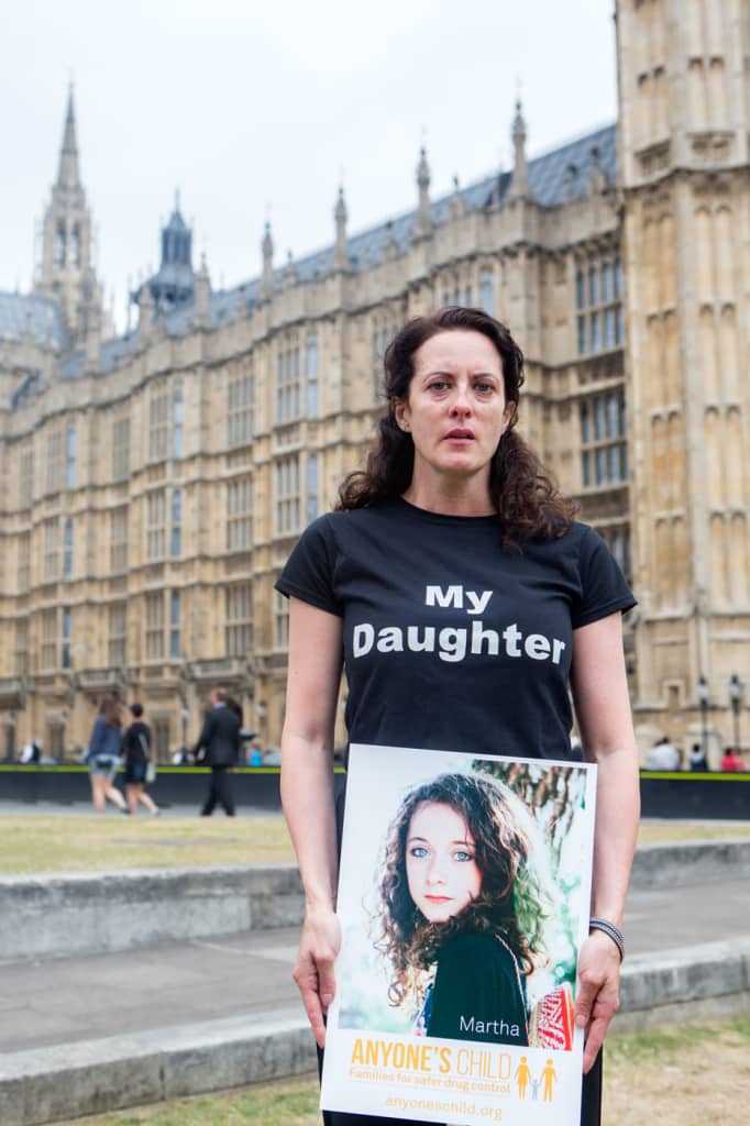 Families hand over petition to 10 Downing Street 14 July 2015 Transform Drug Policy Foundion www.tdpf.org.uk Anyone's Child www.anyoneschild.org Photo by Tracy Howl/www.paulclarke.com